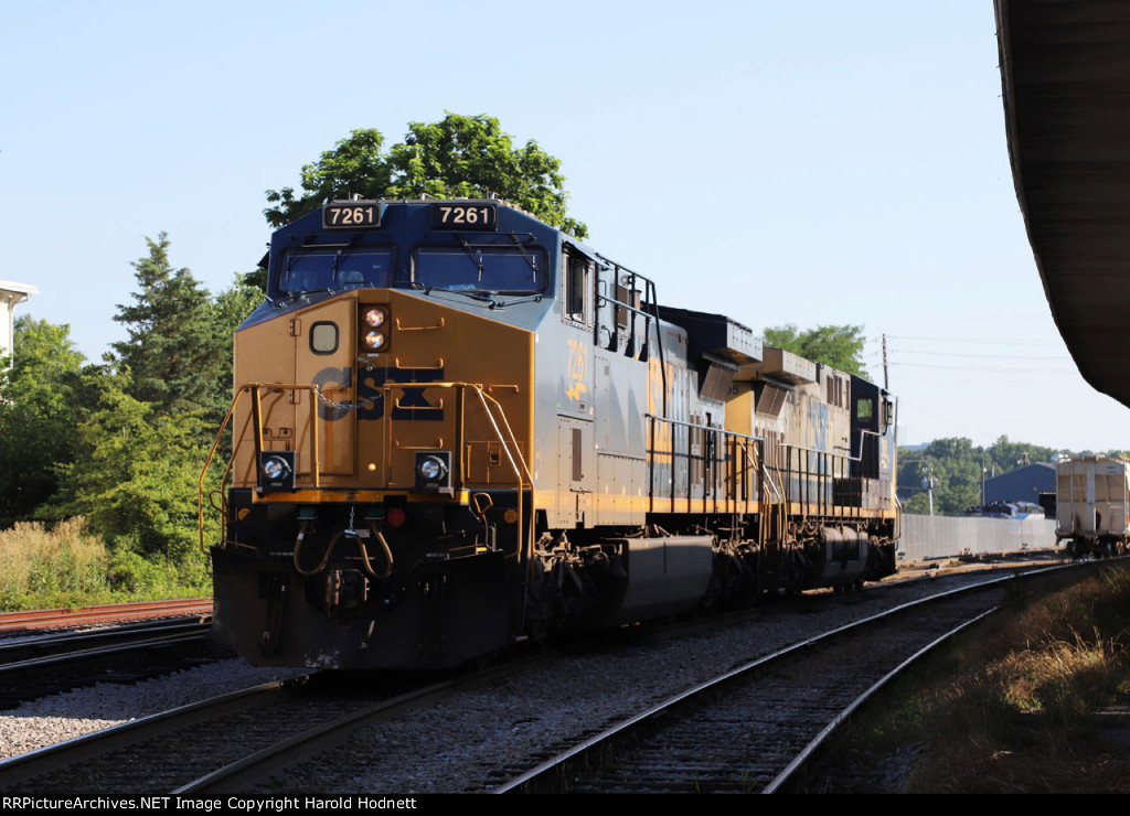 CSX 7261 & 305 switch some cars in the yard